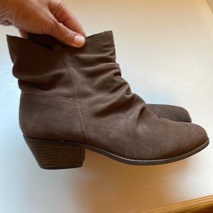 Me Too ankle booties womens 9 brown.  Like new.
